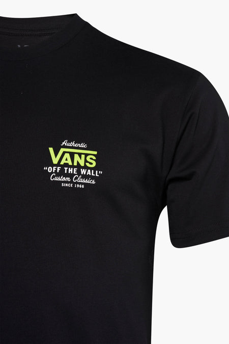 T-shirt noir de VANS "OFF THE WALL" avec logo imprimé, vu en gros plan.