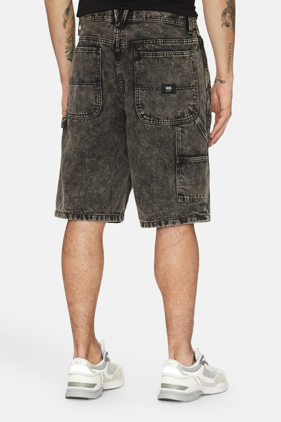 Zwarte denim short van VANS "OFF THE WALL", met zakken en grijze gewassen textuur.

