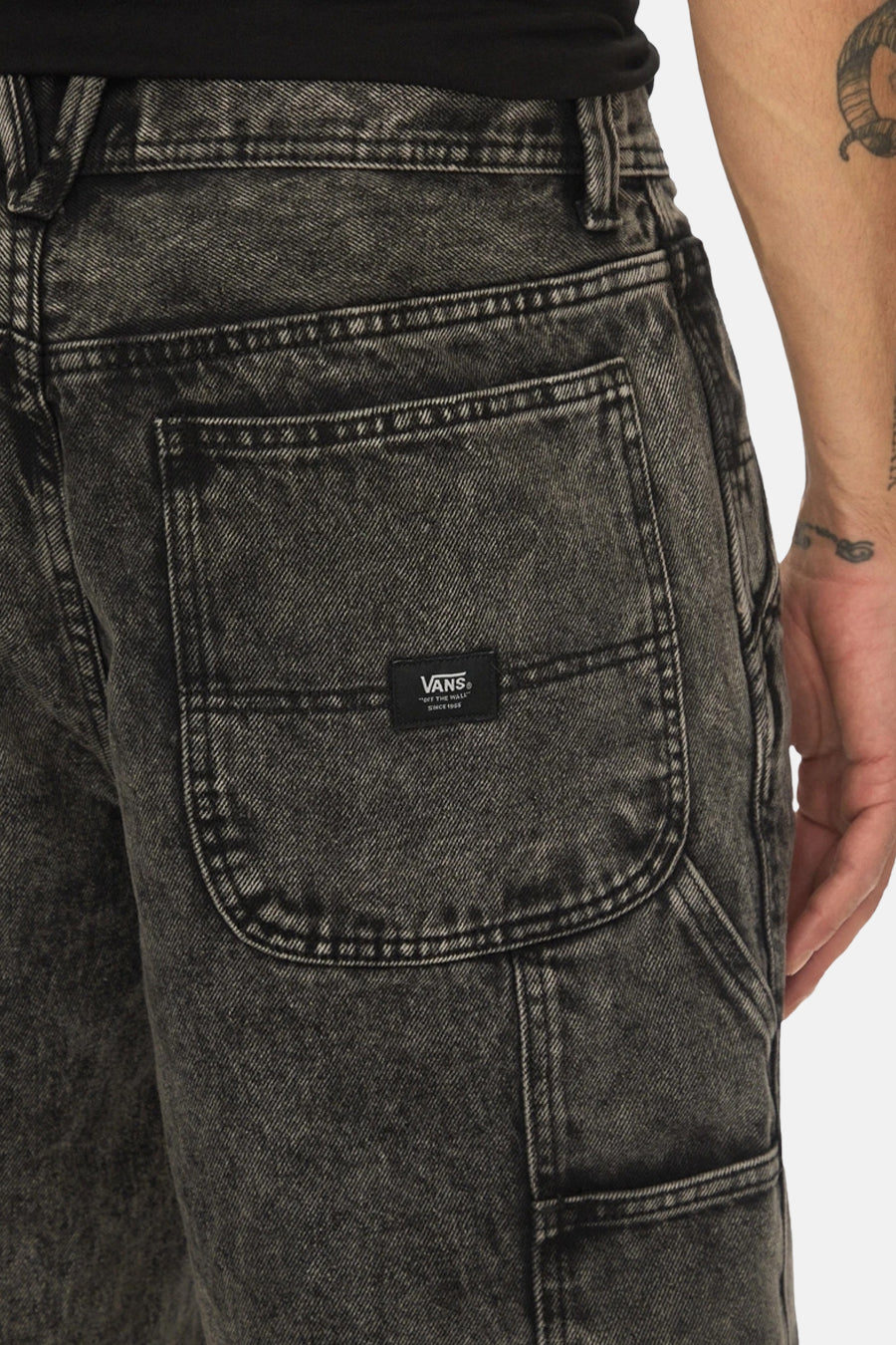 Short de denim noir VANS "OFF THE WALL", avec un effet stonewash et un détail de poche arrière.