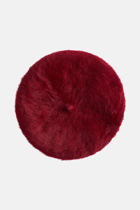 Chapeau rouge Access®, avec une douce texture veloutée et une forme classique de baret.