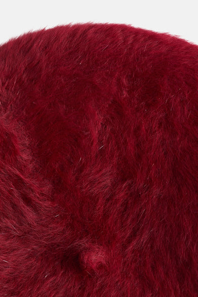 Chapeau rouge Access®, avec une texture cotonneuse, partiellement visible contre un fond blanc.