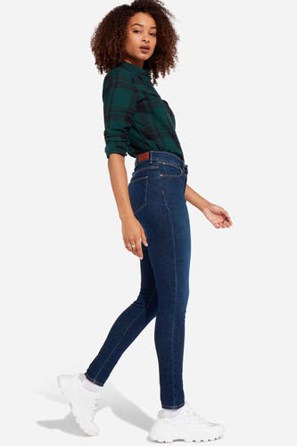 Jean skinny en denim Wrangler®, avec un délavage bleu foncé et un style classique à cinq poches.