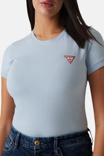 T-shirt bleu à manches courtes de Guess, avec un petit logo rouge sur la poitrine.