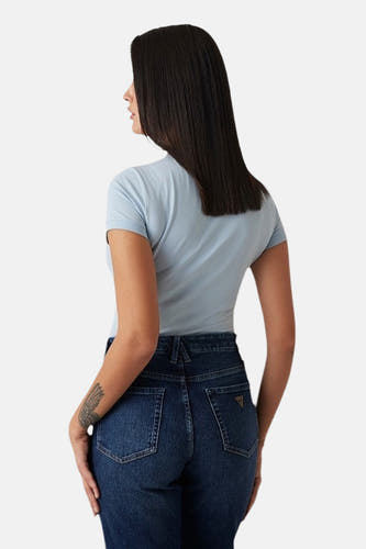 T-shirt bleu à manches courtes de Guess, vue arrière, associé à un jean bleu marine.