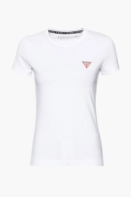 T-shirt blanc à manches courtes de Guess® avec logo triangulaire rouge sur la poitrine, col rond et étiquette rayée à l'intérieur