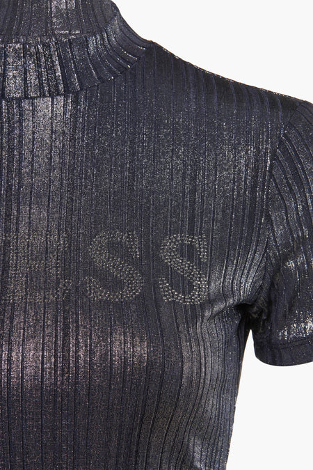 T-shirt côtelé bleu de Guess® avec texture scintillante et broderie sur la poitrine, gros plan avant