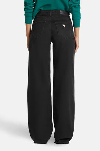Jean noir et large en denim de Guess®, avec des poches arrière et un patch logo.