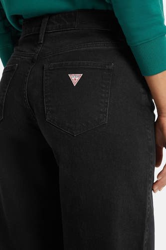 Jean en denim noir large de Guess avec une poche arrière dotée du logo de la marque.