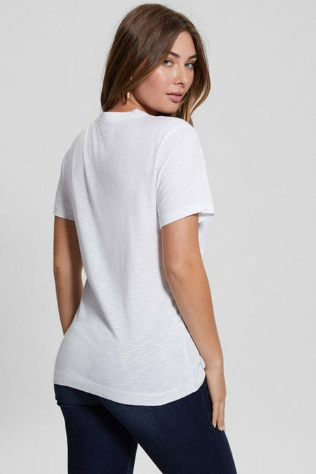Wit T-shirt met korte mouwen van Guess, licht transparant met slubtextuur, gedragen door een model in donkere jeans.