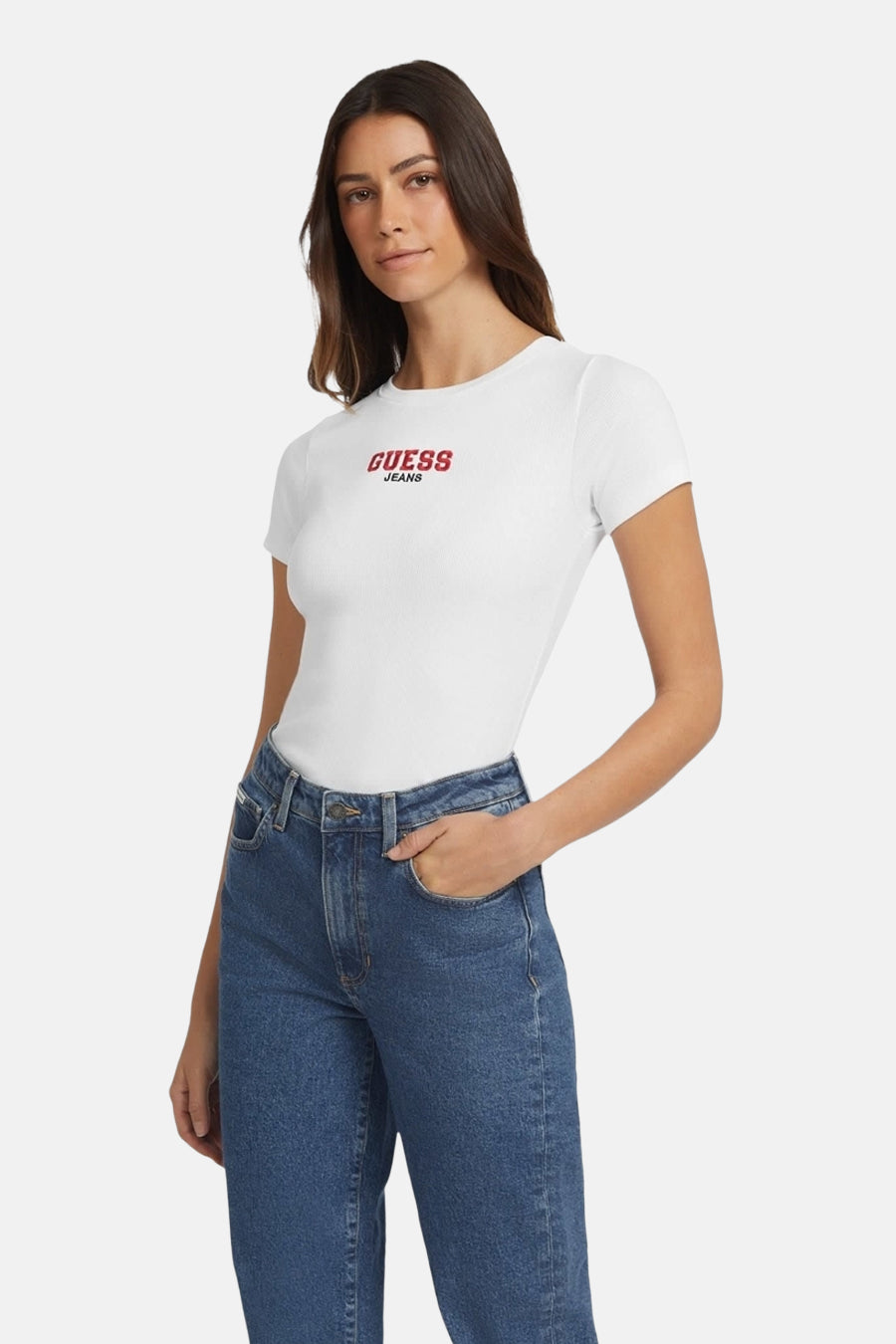 T-shirt blanc Guess, porté avec un jean bleu, dans un style décontracté.