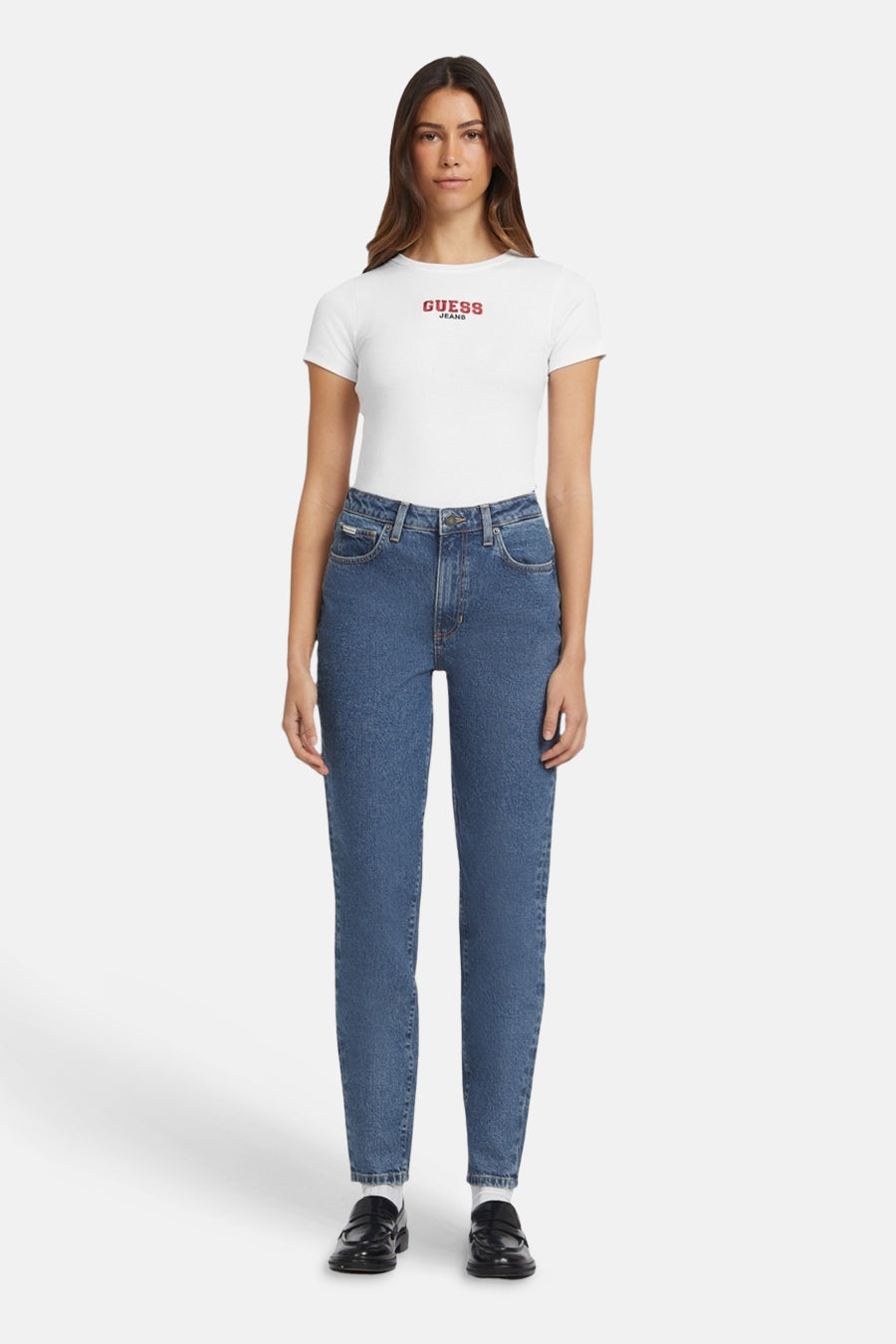 T-shirt blanc à manches courtes Guess® avec imprimé logo rouge sur la poitrine.