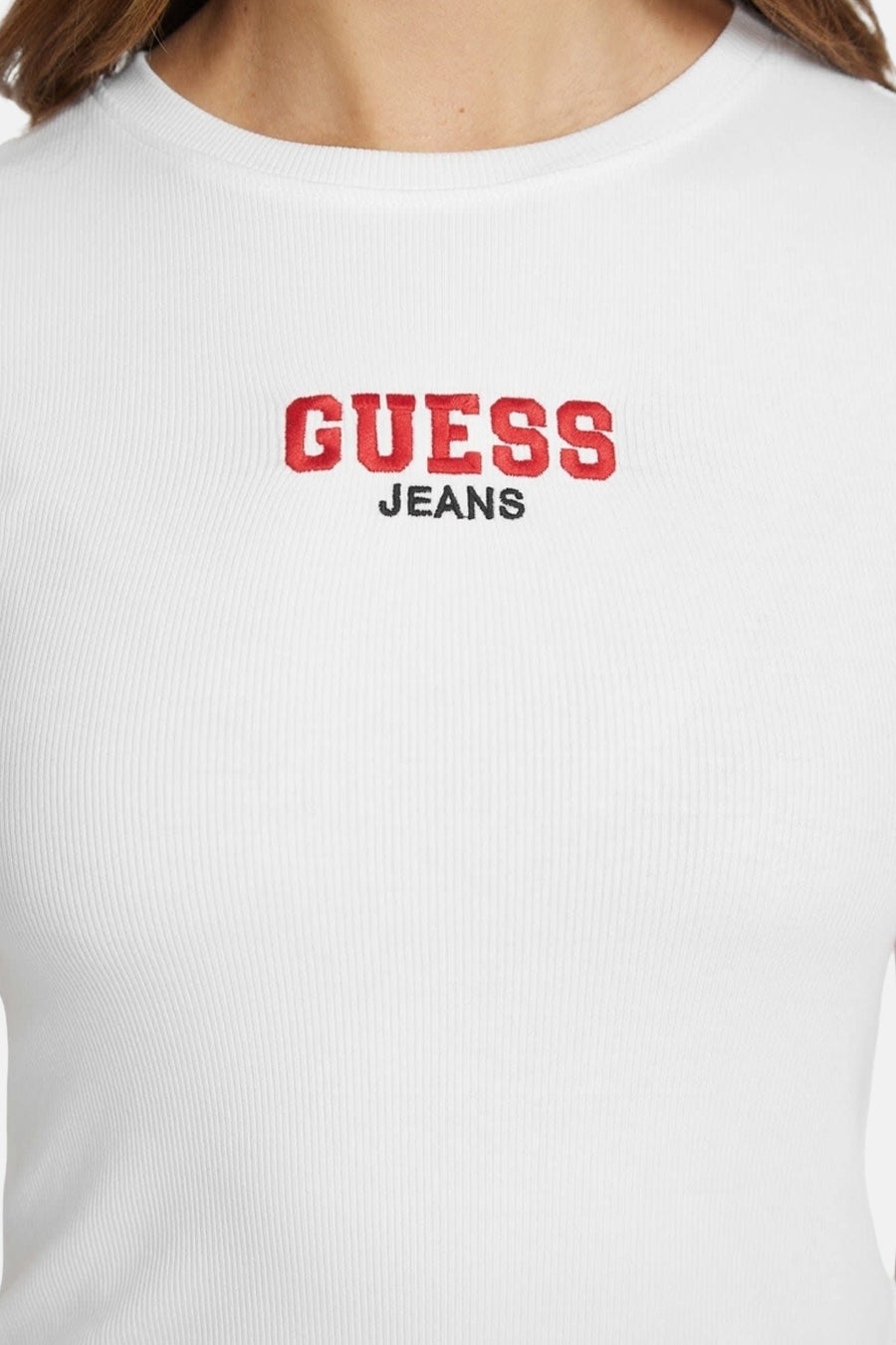 T-shirt blanc Guess, avec lettres rouges et texte noir.