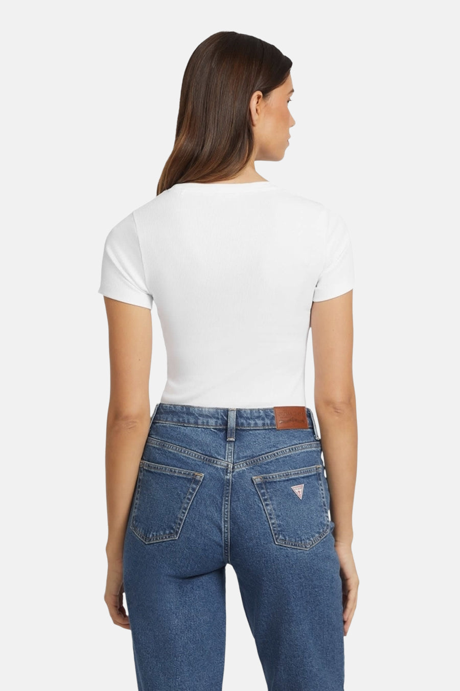 T-shirt blanc à manches courtes Guess, vu de dos, combiné avec un jean bleu.