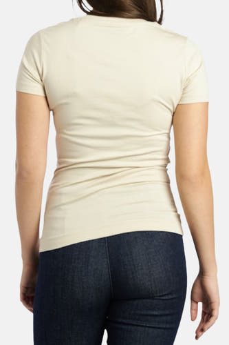 T-shirt écru à manches courtes de Guess, avec une coupe ajustée, dos visible, associé à un jeans foncé.