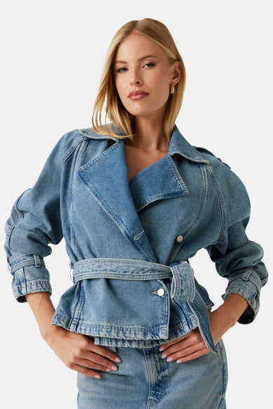 Jean-jacque de denim bleu clair de Guess, avec une ceinture et des manches longues, vu de dos.