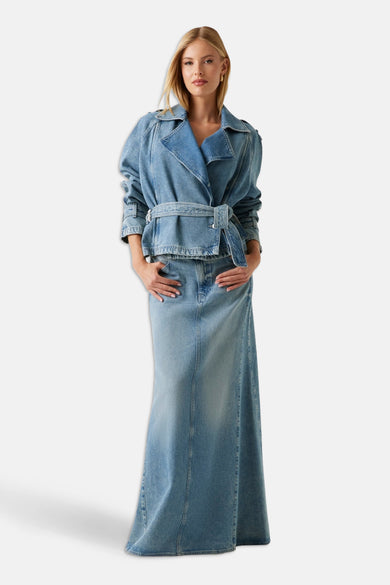 Manteau de denim bleu clair Guess, avec ceinture et longue jupe de denim.