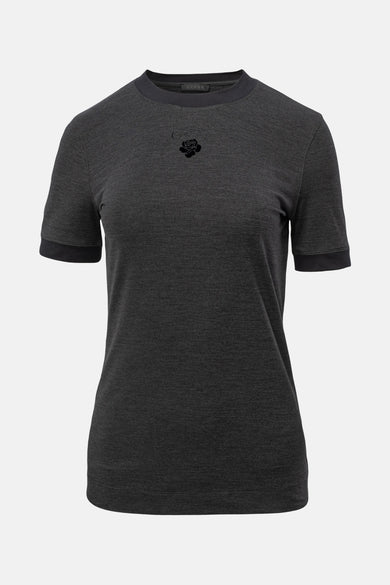 T-shirt gris à manches courtes de Guess, avec des pierres de strass et des roses.