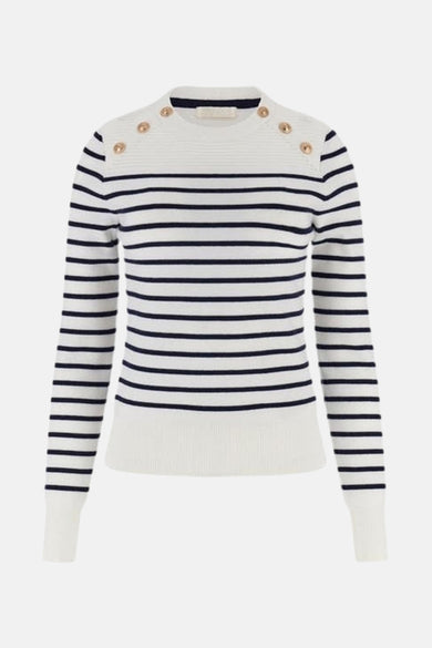 Pull blanc à col rond de Guess, avec des rayures bleu marine et des boutons dorés décoratifs sur les épaules.