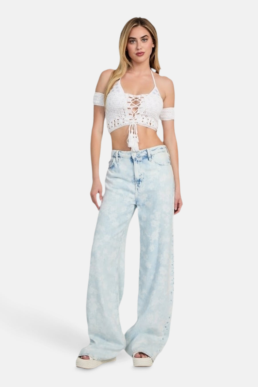 Jean décontracté de denim bleu clair de Guess, avec un effet blanchi et des jambes larges.