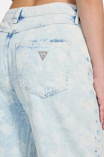 Jean décontracté de denim bleu clair de Guess, avec motif floral et poche arrière.