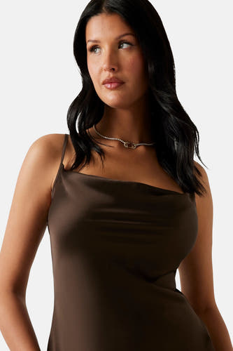 Robe marron Guess avec encolure drapée, fines bretelles et tissu brillant.