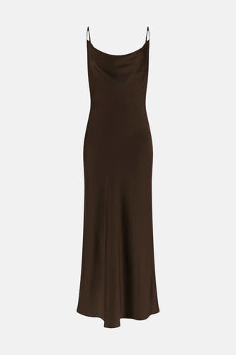 Robe midi sans manches marron de Guess® avec un col bateau drapé et des bretelles spaghetti.