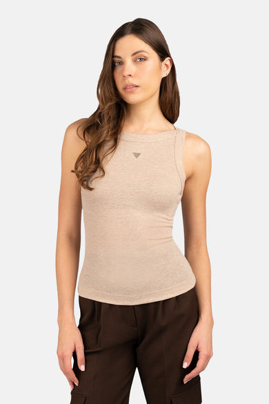 T-shirt beige sans manches de Guess, avec une subtile texture côtelée et associé à un pantalon marron.