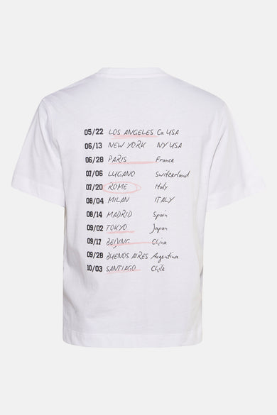 T-shirt blanc à manches courtes de Guess, avec un imprimé tour noir sur le dos.