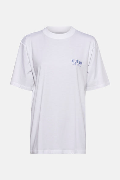 T-shirt blanc à manches courtes de Guess, avec le logo "Guess" bleu et un imprimé texte sur la poitrine.