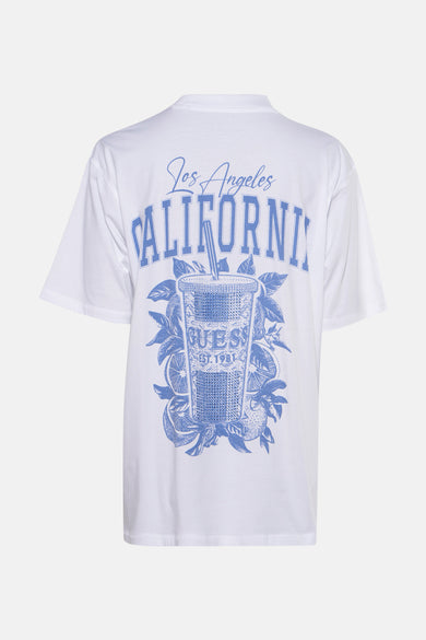 T-shirt blanc à manches courtes de Guess, avec une impression bleue "Los Angeles California" et une image d'un verre de cocktail sur le dos.