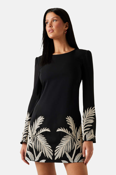 Tunique noire à longues manches de Guess®, terminée par des motifs feuillages brodés sur le bas et les manches.