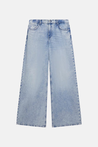 Jean ample coupe décontractée bleu clair en denim de Guess® avec taille élastique et poches latérales.