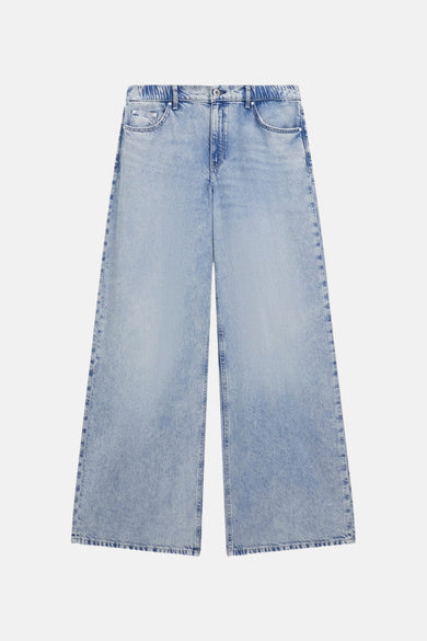 Jean ample coupe décontractée bleu clair en denim de Guess® avec taille élastique et poches latérales.