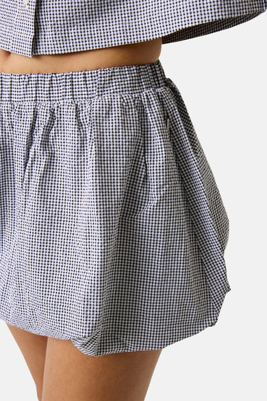 Jupe décontractée noire pour femme de Guess, avec un motif à carreaux et une taille élastique, en coupe courte.