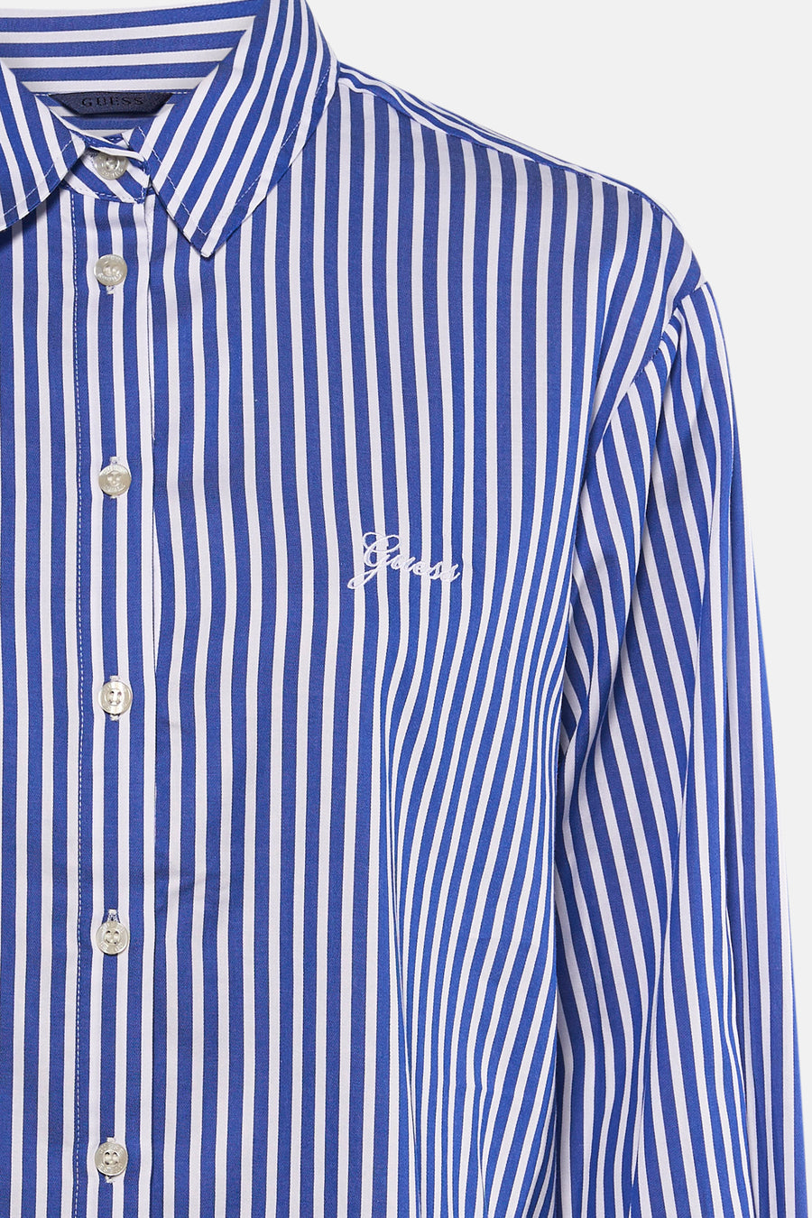 Chemise bleue à rayures à manches longues de Guess, avec fermeture boutonnée et logo brodé.