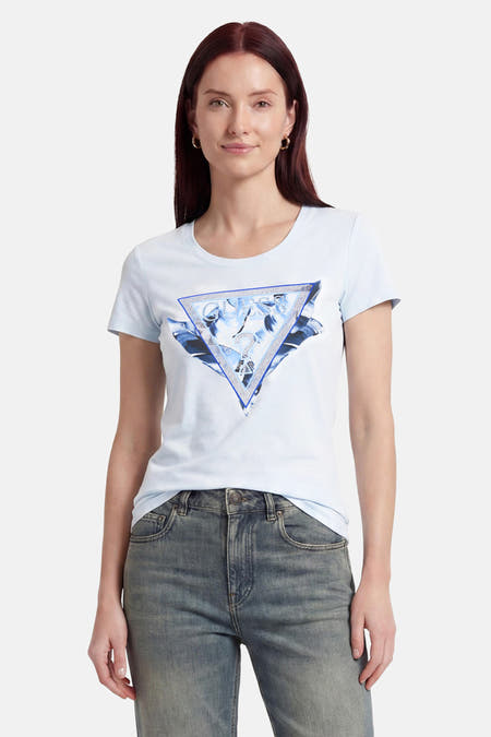 Lichtblauw T-shirt van Guess® met een driehoekig Guess-logo, bloemmotief en glitterrand.