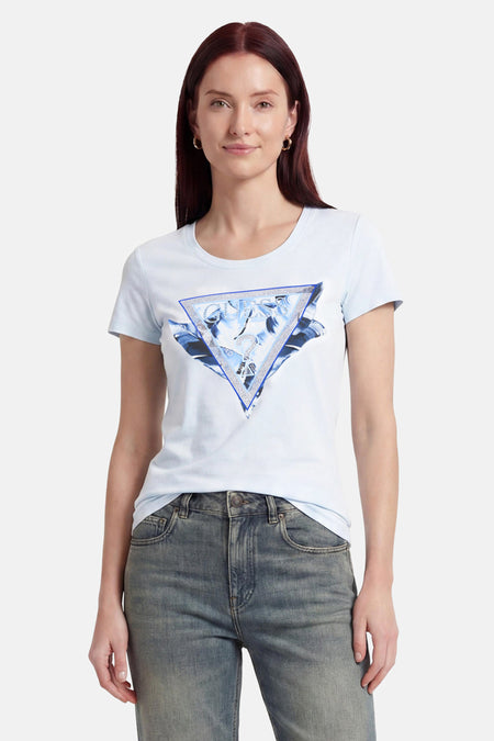 Lichtblauw T-shirt van Guess® met een driehoekig Guess-logo, bloemmotief en glitterrand.