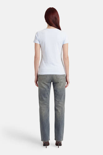 Lichtblauw T-shirt met korte mouwen van Guess, van achteren gezien met een aansluitende pasvorm, gedragen met jeans en hakken.