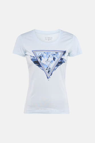 T-shirt Guess® bleu clair à manches courtes, orné d'un logo triangulaire scintillant avec des motifs floraux bleus et des strass sur la poitrine.