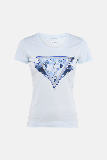 T-shirt Guess® bleu clair à manches courtes, orné d'un logo triangulaire scintillant avec des motifs floraux bleus et des strass sur la poitrine.