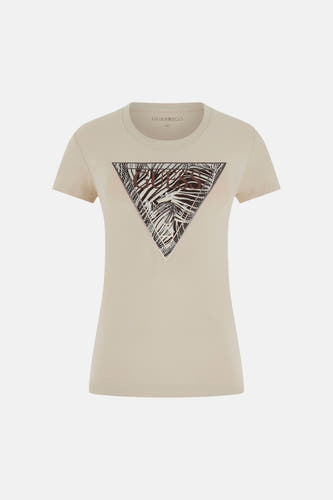 T-shirt beige à manches courtes de Guess, avec un grand imprimé triangulaire à motif zébré et logo 'GUESS'.