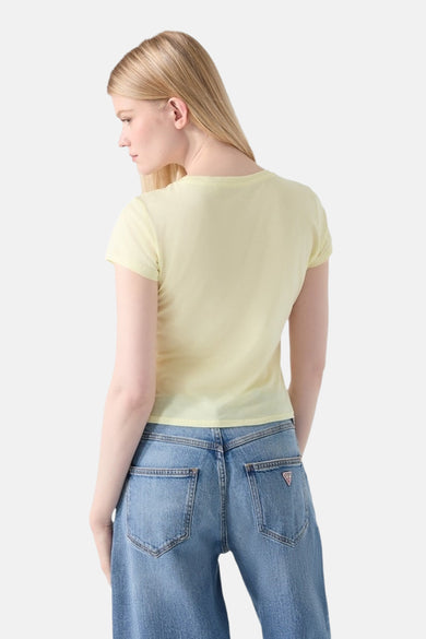 T-shirt jaune Guess® à manches courtes, vu de dos, porté avec un jean.
