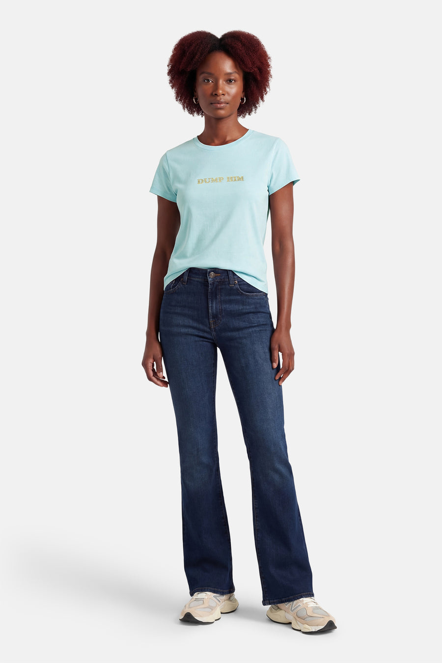 T-shirt bleu à manches courtes de Guess®, avec le texte "Dump Him" en strass dorés, à combiner avec un jean foncé et des baskets.