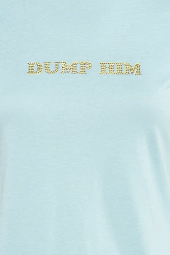 T-shirt bleu à manches courtes de Guess® avec le texte 'Dump Him' orné de clous dorés.
