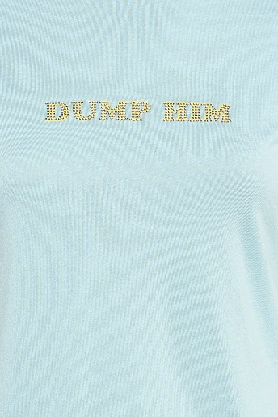 T-shirt bleu à manches courtes de Guess® avec le texte 'Dump Him' orné de clous dorés.
