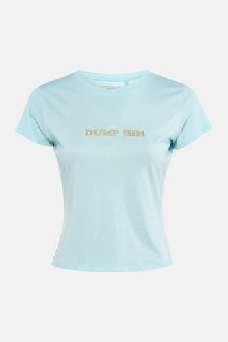 T-shirt bleu à manches courtes de Guess®, avec inscription dorée « Dump Him » sur le devant.