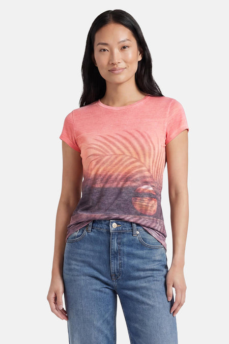T-shirt multicolore à manches courtes Guess, avec imprimé coucher de soleil dégradé du rose corail au bleu profond, vu de dos.