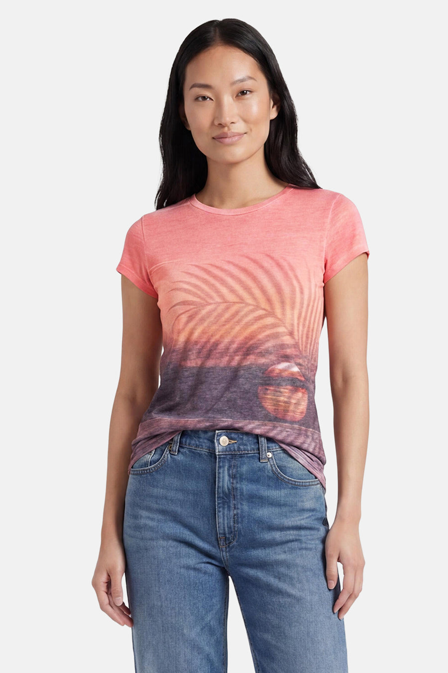 T-shirt multicolore à manches courtes Guess, avec imprimé coucher de soleil dégradé du rose corail au bleu profond, vu de dos.