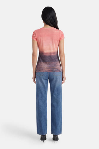 Multicolor T-shirt met korte mouwen van Guess, met zonsondergangprint die overgaat van koraalroze naar diepblauw, van achteren gezien.