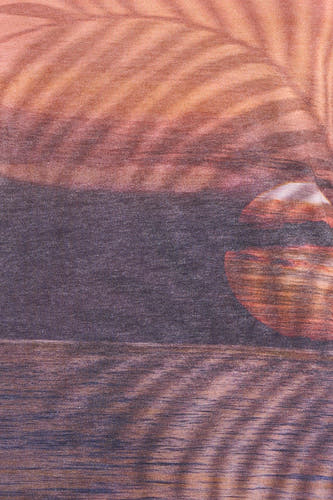 T-shirt multicolore Guess® avec un imprimé chaud de feuilles de palmier, un coucher de soleil et un bol orange.